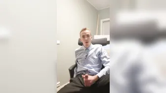Twink solo branle sa grosse bite dans son bureau à domicile
