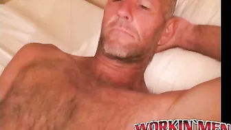 Amateur maduro peludo se desviste y masturba su gran polla dura