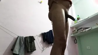 Homem indiano se masturbando sozinho com brinquedo sexual