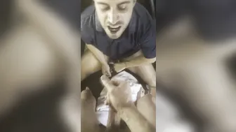 Jeune mec fait une gorge profonde sur la grosse bite du papa mature
