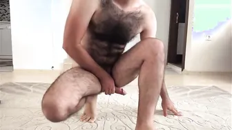 Oso argelino peludo se masturba la polla grande hasta correrse