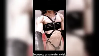 Amateur-crossdresser in latex und strümpfen wichst großen schwanz i...