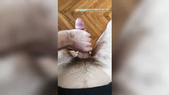 Unbeschnittener amateur wichst seinen großen harten schwanz