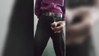 توينك يستمني زب هائل ويقذف في جلسة منفردة