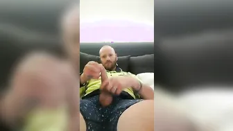 Twink wichst seinen unbeschnittenen schwanz mit einem spielzeug in ...