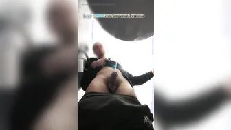 Jovem não circuncidado mijar sem mãos no banheiro