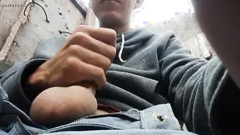 Jovem latino twink explora prazer solo em sessão íntima caseira
