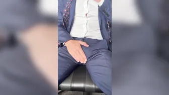 डैडी ऑफिस में अपना बड़ा लंड हिलाता है