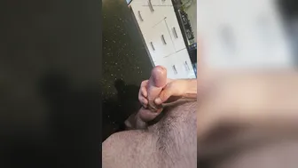 粗壮的澳洲老爹撸着大鸡巴射出巨量精液