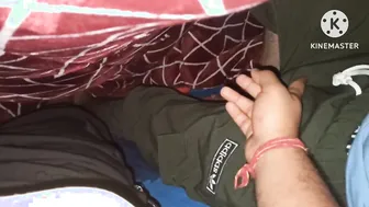 Hermanastro desi se masturba su polla...