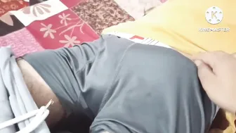Twink amateur desempaqueta la ropa interior de su amigo hetero y ch...