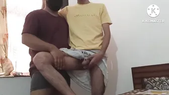 Primera vez sosteniendo la gran polla de mi hermanastro mientras ll...