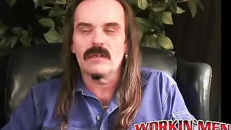 Amateur maduro peludo se masturba la polla grande y dispara una gra...