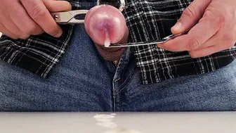 Twink se masturba con una gran polla en la oficina y dispara una ex...