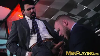 Empresários de terno trocam boquetes antes de anal violento no escr...