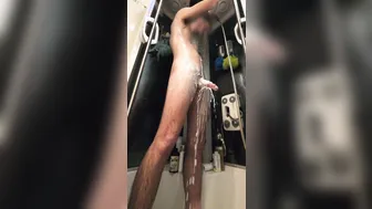 Twink seift seinen großen unbeschnittenen schwanz in der dusche ein