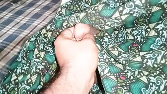 Indischer twink gibt älterem schwulen partner einen handjob und mas...