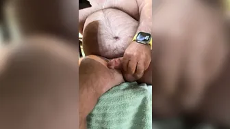 öliger bären-daddy wichst seinen großen schwanz bis zum riesigen cu...