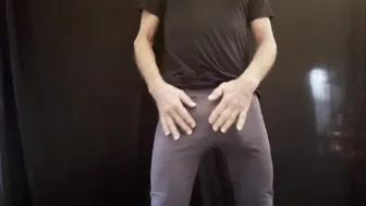 Daddy musclé taquine sa grosse bite dure en collant de running avan...