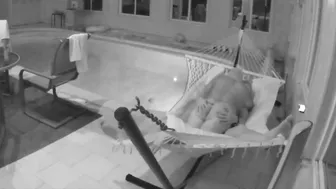 毛深い熊ダディと若いハンクがプールサイドで玩具で遊ぶ