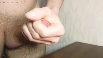 Alex huff se branle sa grosse bite non circoncise et éjacule une én...