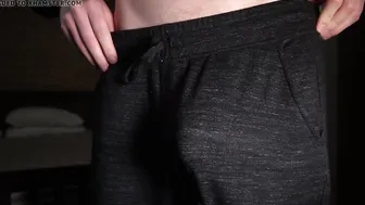 Bite non circoncise sort du pantalon et éjacule au ralenti