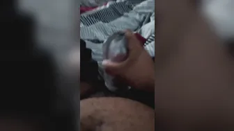 अकेला आदमी फ्लेशलाइट स्लीव से अपने बड़े काले लंड को हिलाता है