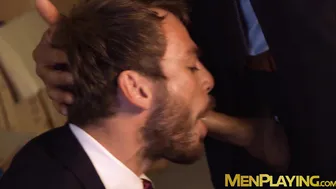 Empresario en traje se la chupan antes de abrirse para el anal