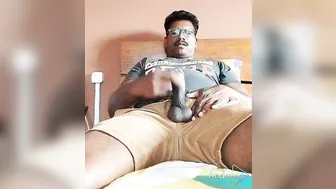Hunk maduro em solo masturba seu pau grande e não circuncidado na w...