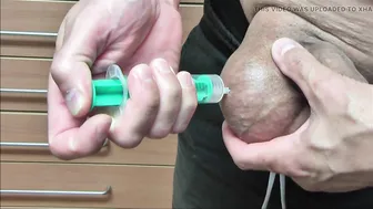 Deutscher amateur benutzt luftpumpe an seinem sack beim solo-fetisc...