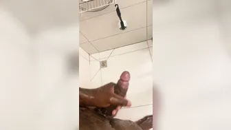 黒人男性がシャワー中に大きな未割礼のチンポを手コキ