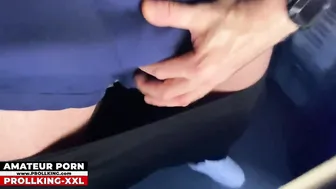 Jovencito en ropa deportiva se masturba su enorme polla sin circunc...