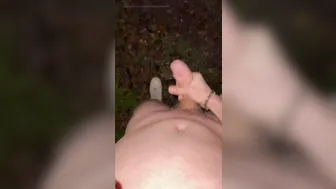 Joven flaco se masturba y se corre desnudo en el bosque