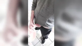 Papa se branle sa grosse bite dans les toilettes publiques