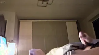 Deutscher twink wichst seinen großen schwanz auf der webcam