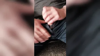 Garoto magro se masturba com pau grande e goza em close up