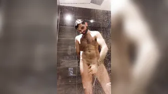 Junger twink wichst seinen großen schwanz in einer heißen dusche solo