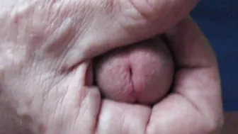 Jeu de rôle médecin gay: papa ours poilu fait une branlette au patient