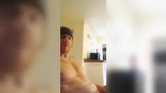 Masturbación en solitario del deportista tatuado y musculoso johnny...