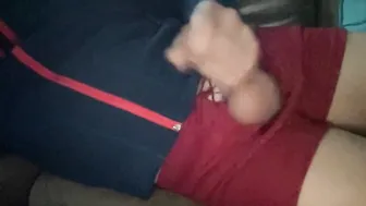 Tipo en shorts de gimnasio se masturba en webcam mientras chatea co...