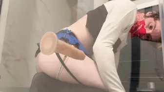 Joven sissy twink monta un dildo enorme en solitario anal