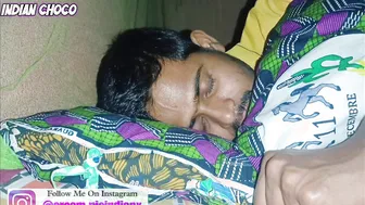 Indischer twink wacht mit hartem schwanz um mitternacht auf