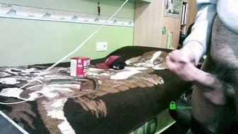 Oso peludo se masturba su gran polla y se corre en el escritorio