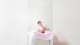 Joli femboy lapin joue avec sa bite et jouit