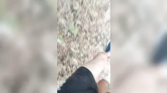 Muskulöser indischer hunk masturbiert mit großem schwanz im freien ...
