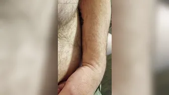 सोलो बियर बड़े लंड को हिलाता है और निप्पलों के साथ खेलता है