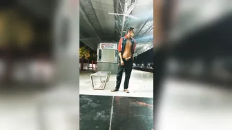 Tío indio bien dotado dispara una enorme corrida en la estación de ...