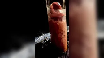 Papá bombea su gruesa polla venosa y chupa el semen