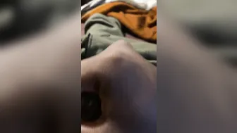 Estudante negro acaricia um grande pênis não circuncidado e fala sujo