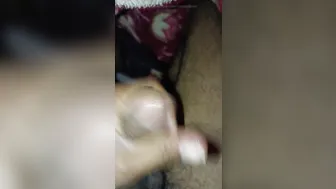 Joven indio se masturba la polla grande y dura en solitario